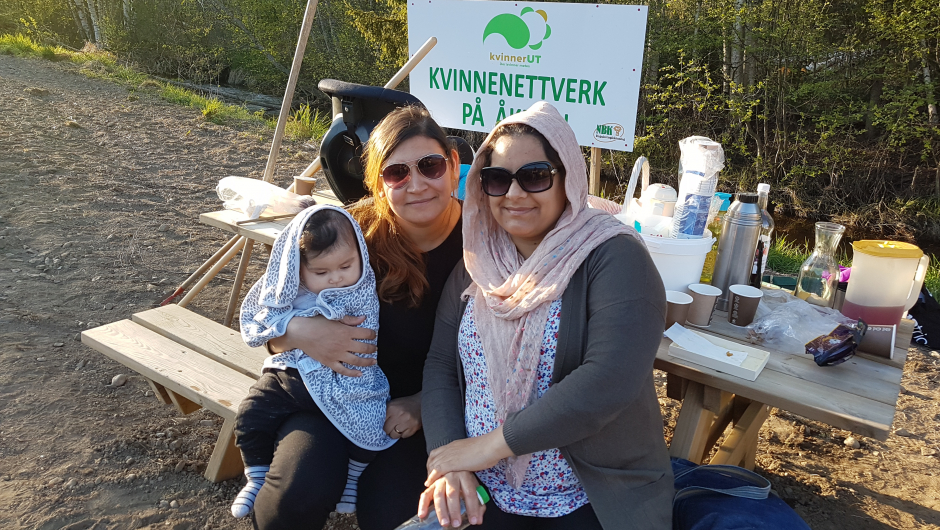 Små og store damer - koser seg på benken!