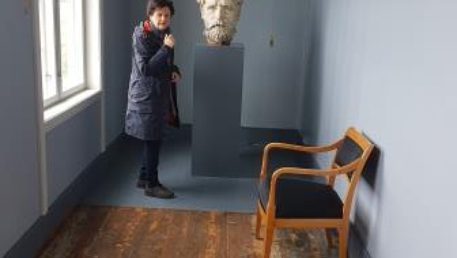 Anbjørg studerer bysten av Peder Balke!