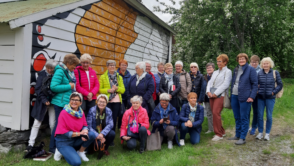 Omsider var me alle på plass utanfor bokbua i Røldal