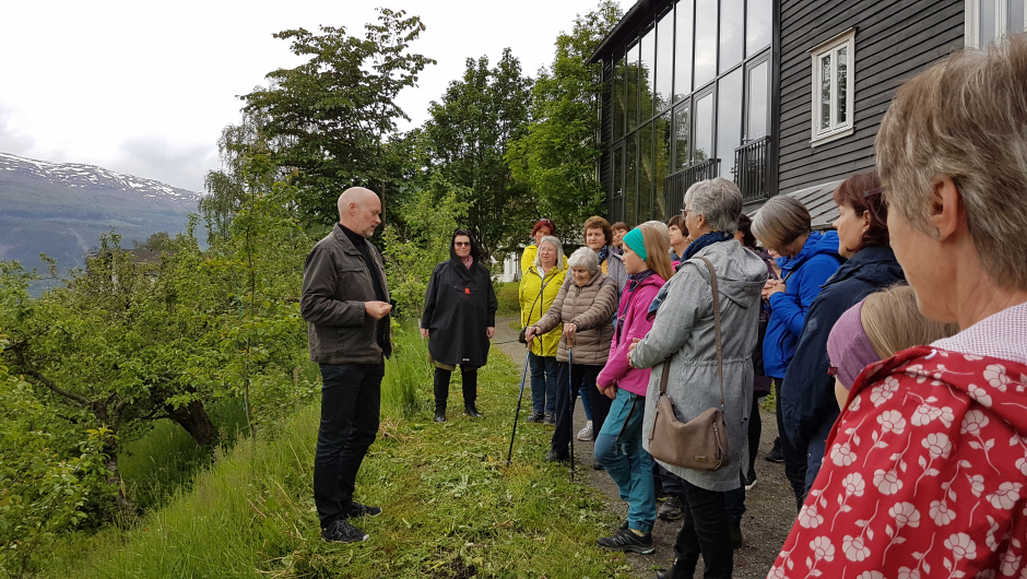 Knut Finne fortel om økologisk hagebruk foto: Aud-Marit Netteland Knut Funne fortel om økologisk hagebruk foto: Aud-Marit Netteland