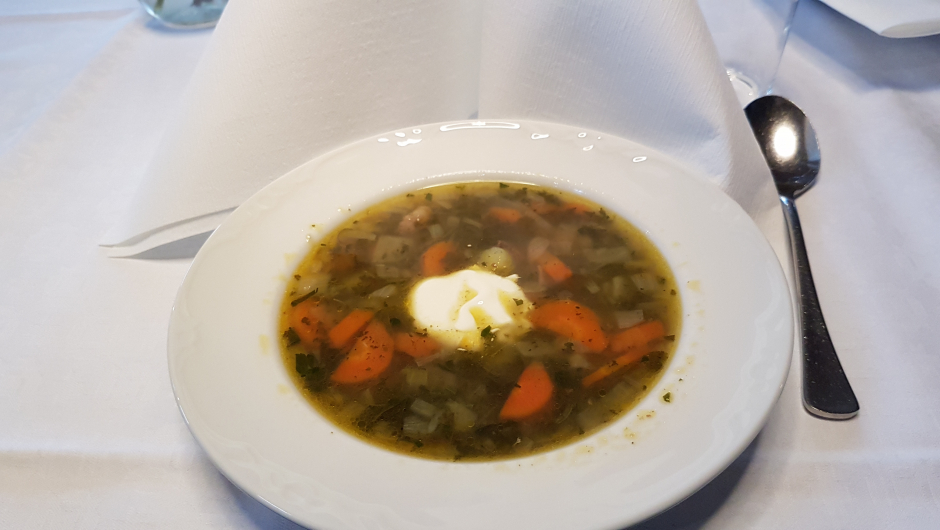 Suppe med brennesle, surblad, gulrot og biffkjøt foto: Aud-Marit Suppe med brennesle,surblad, gulrot og biffkjøt foto: Aud-Marit