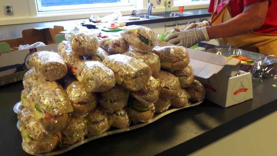 Det måtte smørjast mange baguettar til dei som var på kvelds- og nattevakt