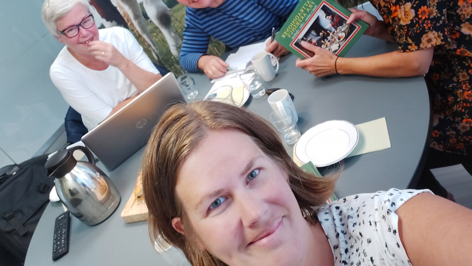 Et annet utsnitt av bildet av gruppen. Her ser dere Bodil Berg - Akerhus Bygdekvinnelag og Hanne Lersveen - Ullensaker Bygdekvinnelag Et annet utsnitt av bildet av gruppen. Her ser dere Bodil Berg - Akerhus Bygdekvinnelag og Hanne Lersveen.