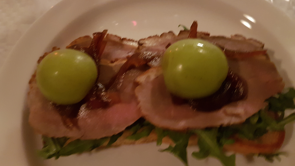 3. tapasrett, røykt andebryst med rosmarinkrem foto: Aud-Marit Netteland 3. tapasrett, røykt andebryst med rosmarinkrem foto: Aud-Marit Netteland