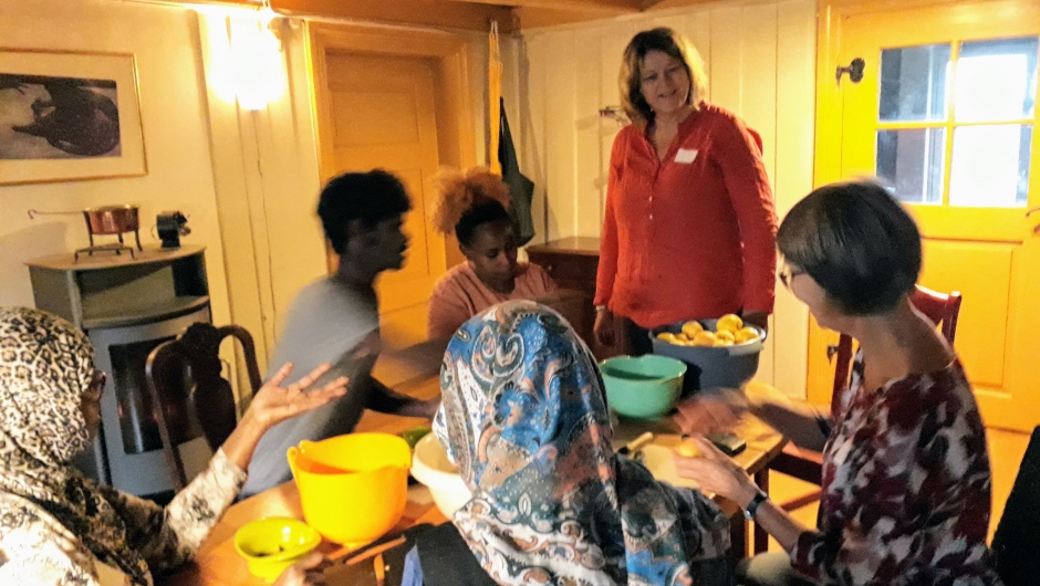 og her er de også i full gang med epleskrelling