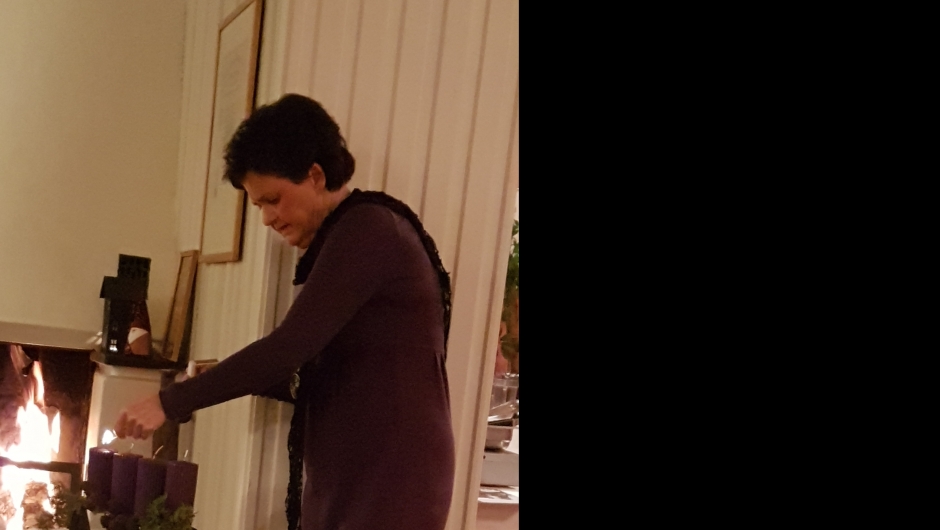 Anbjørg tenner det første adventslyset.