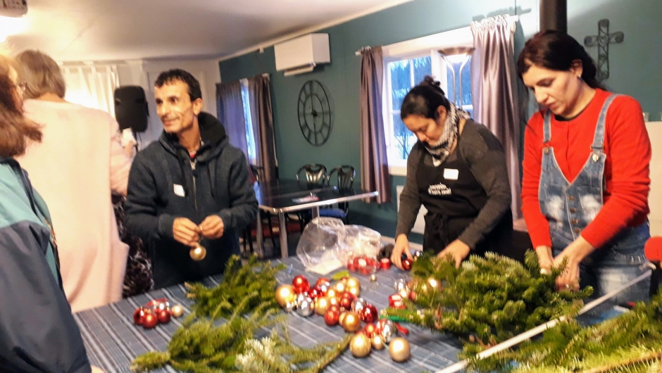 Vi er på juleverkstedet- og her lager vi dørpynt