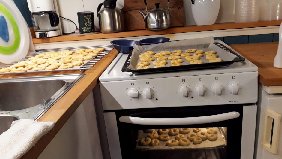 og nystekte gylne Berlinerkranser