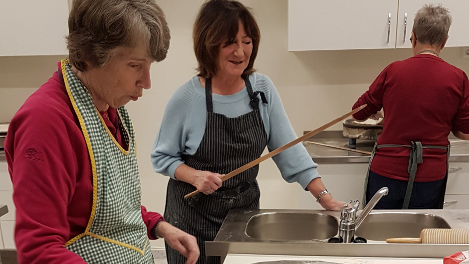 Medlemmer i ivrig konsentrasjon om møljebrødbakingen, bilde fra Hjørdis Grønhovd Medlemmer i ivrig konsentrasjon om møljebrødbakingen, bilde fra Hjørdis Grønhovd