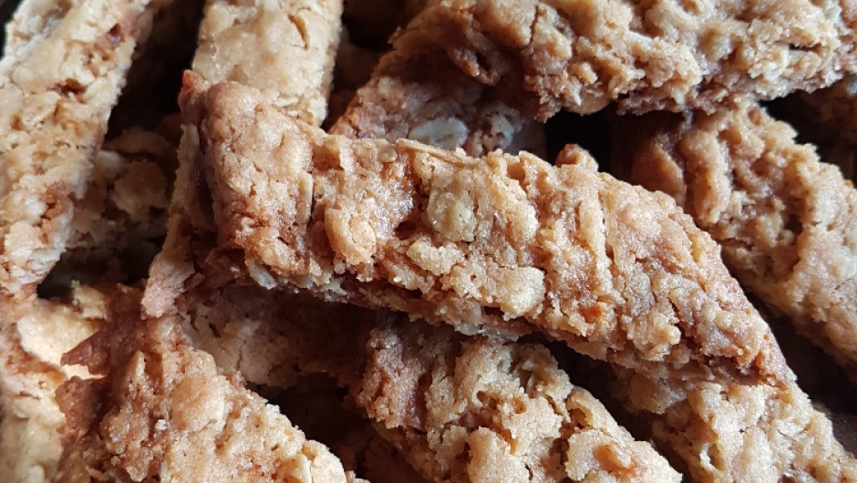 Litt sunne godsaker som havrepinner ble servert til kaffen. Foto: IHK.