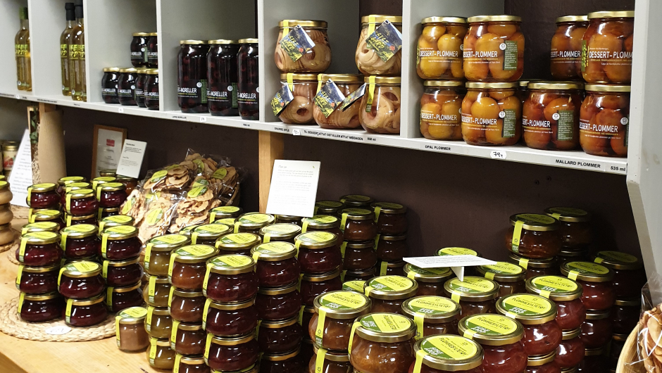 Det bugnar i gardsbutikken. Foto M.Hauso Det bugnar i gardsbutikken. Foto M.Hauso