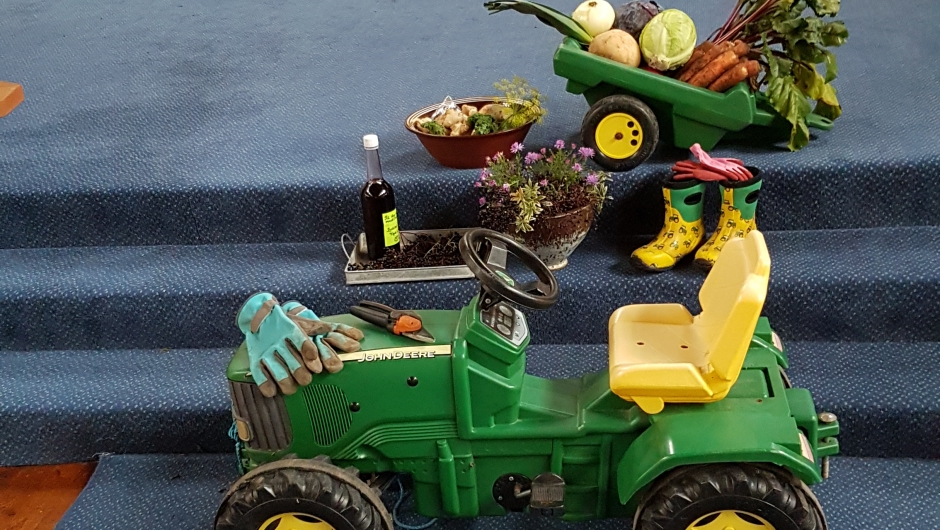 Bygdekvinner pynter Høyland kirke og Julebygda kapell til høsttakkefesten Julebygda kapell pyntet til sin høsttakkefest høsten 2020.