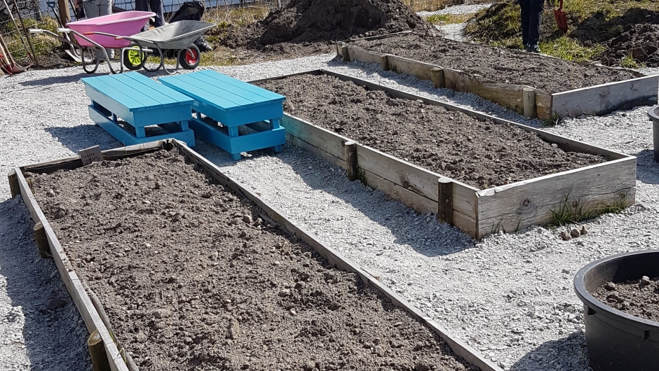 I april 2021 ser kjøkkenhagen slik ut etter en god dugnad av mange