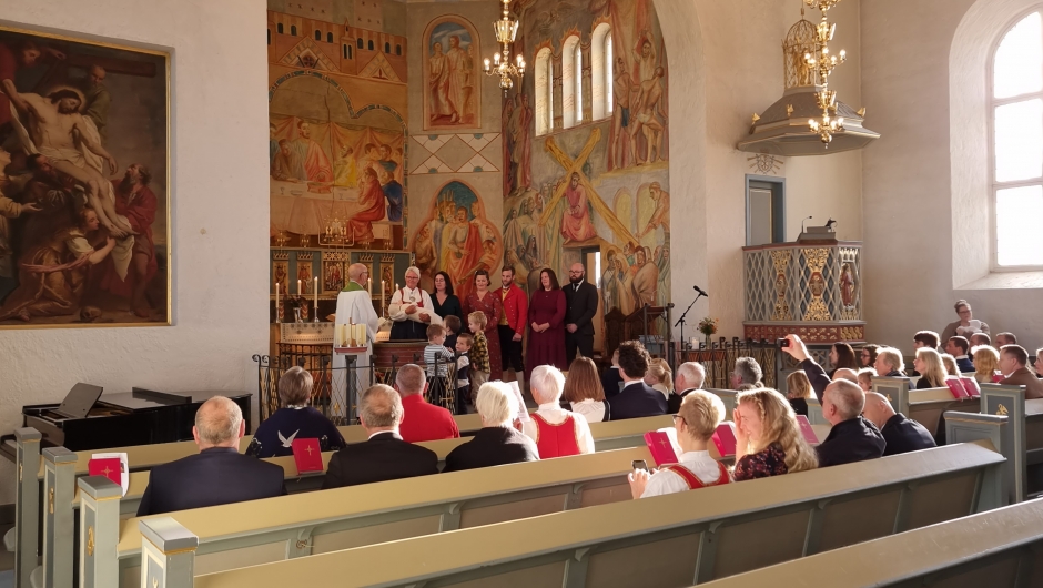 Familier er pynta til en festdag To barn til dåp i dag