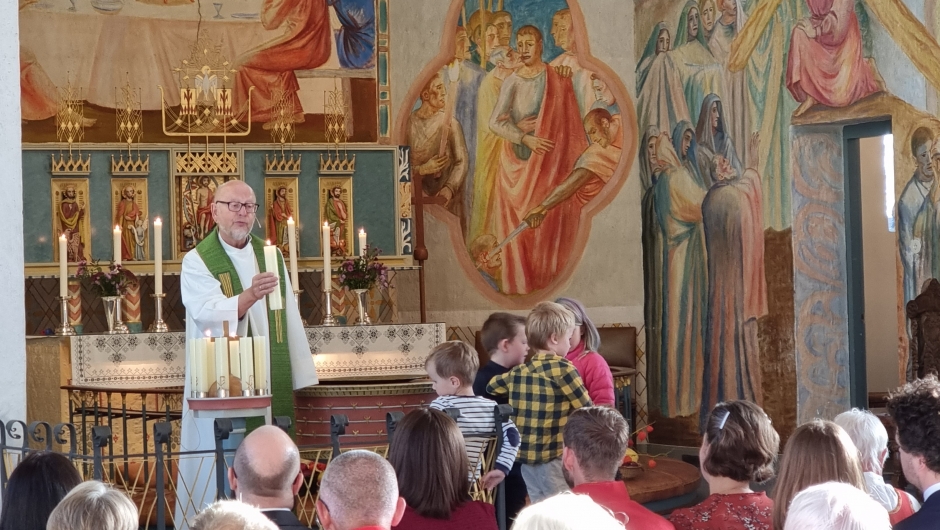 Unneberg var god på å forklare og fortelle for ungene Prest Stein Unneberg ba barna være med å se barna som døpes