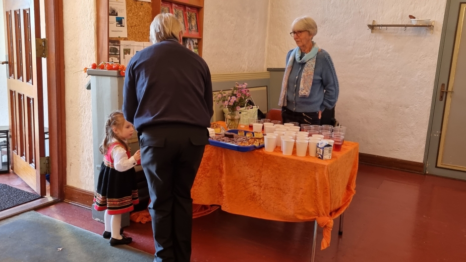 Godt til små og store Værsågod saft og kake