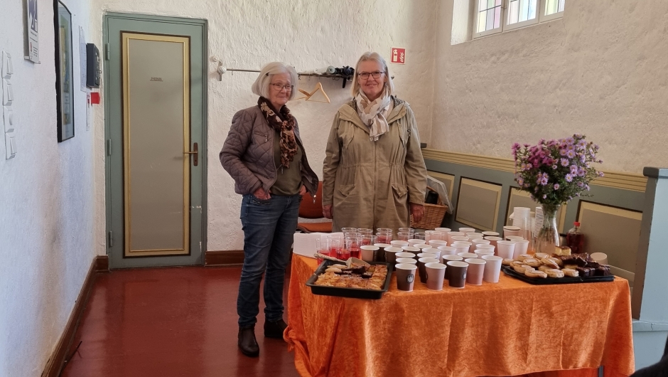 Gode kaker, kaffe og saft Lise Aardhal og Jorunn Lian sørger for kirkekaffen