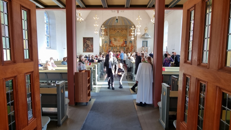 Barnefamiliene har fått en fin opplevelse i dag Godt besøk i kirkerommet i dag