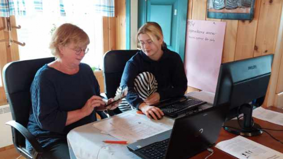 Anna og Brita klar til og sleppe inn folk på møte Foto: Àsa