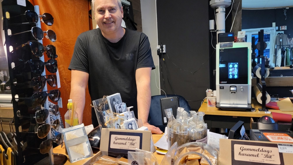 Sturla byr også på en kaffekopp - mens mor handler?