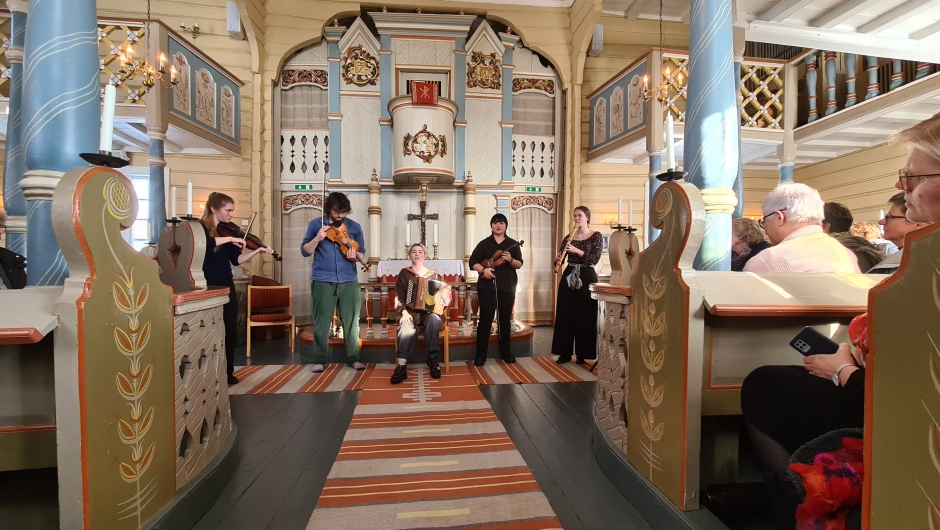 KOnsert i Rauland Kirke med elever fra Raulandsakademiet