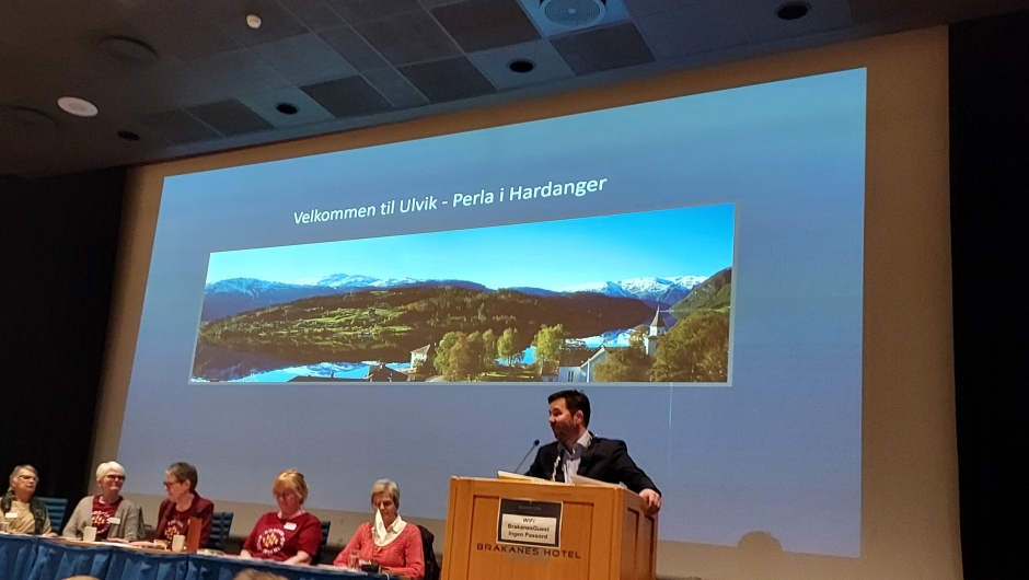 Ordfører Hans Petter Thorbjørnsen ynskjer velkomen til bygda Ordører Hans Petter Thorbjørnsen ynskjer velkomen til bygda - Foto Annlaug Midtrød