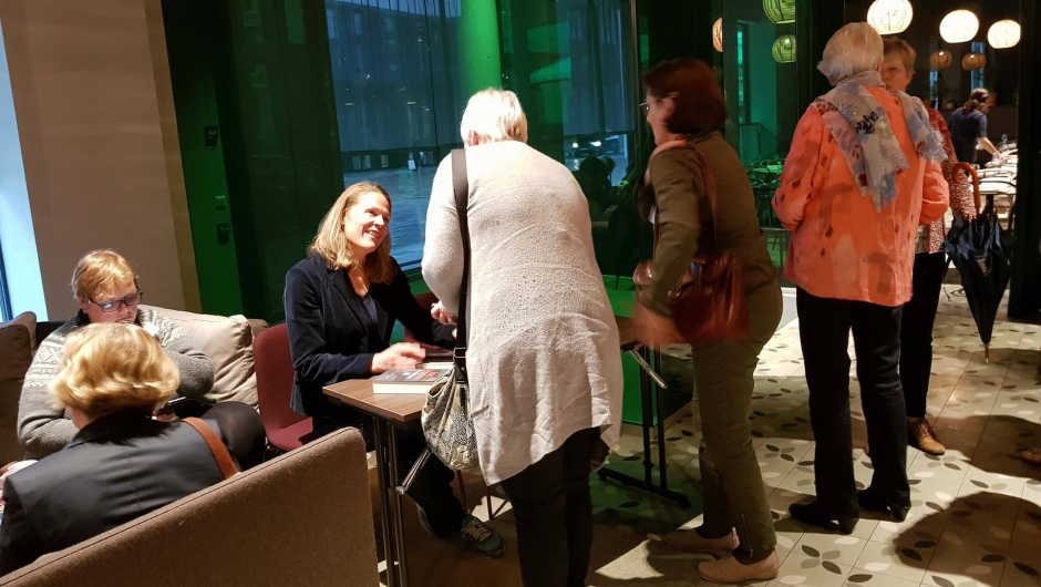 Åsne Seierstad signerer bøker Åsne Seierstad