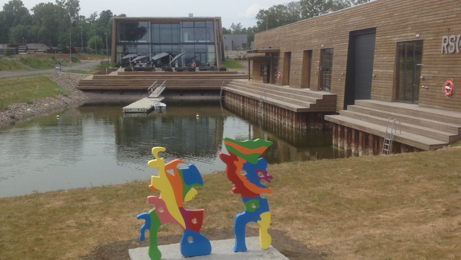 vi passerte Redningsselskapets anlegg med restaurant m.m.