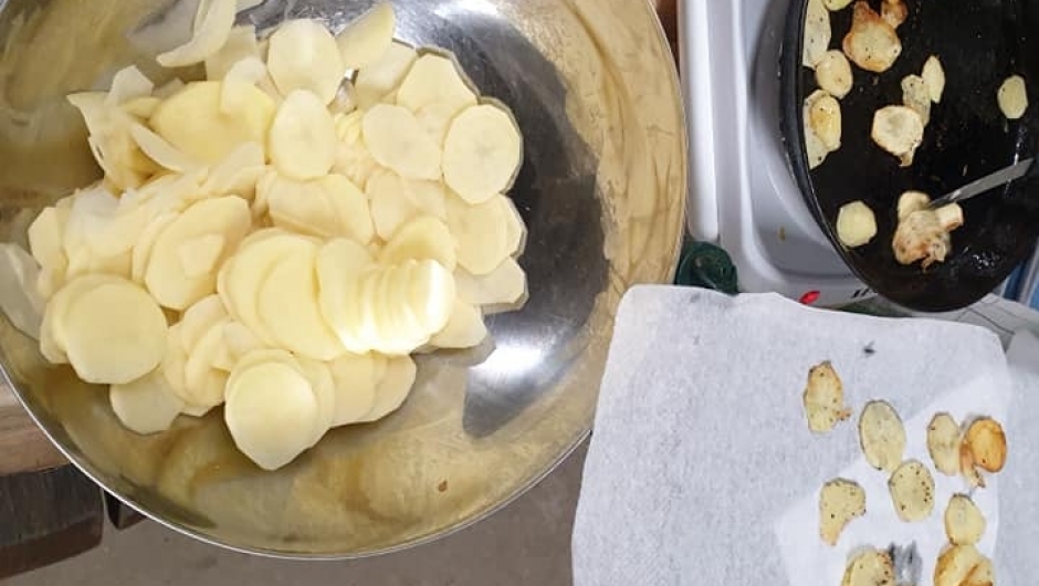 Desserten ble hjemmelaget potetgull; Spennende!