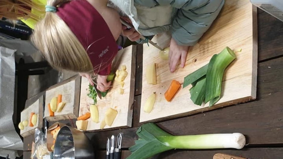 Ungene var ivrige på å kutte grønnsaker til suppa.