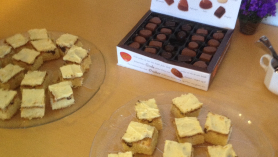 Appelsinkake og konfekt til kaffen!