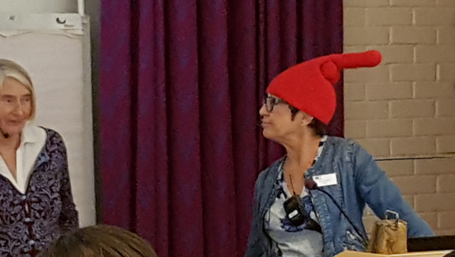 Jorun Henriksen i nok en morsom hatt, og Grethe Brundtland, begge fra styret i NBK.