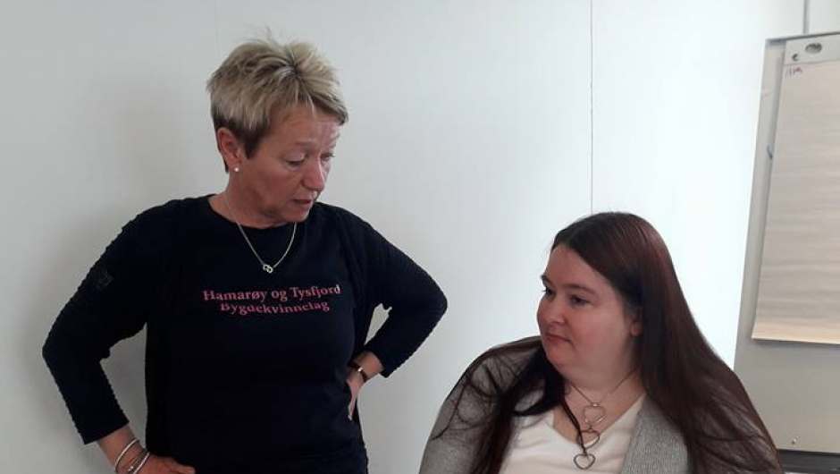 Leder i Hamarøy og Tysfjord Bygdekvinnelag, Ann-Merethe Nilsen og leder i Nordland Bygdekvinnelag Lise Øvernes. Foto: Kristin Green Johnsen