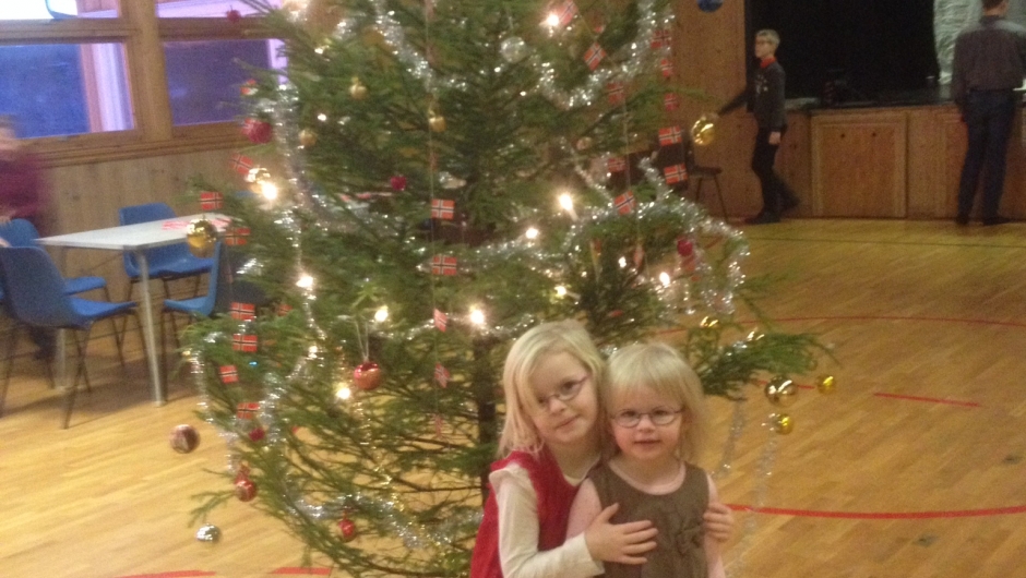 Disse to var ivrige hjelpere når treet skulle pyntes.