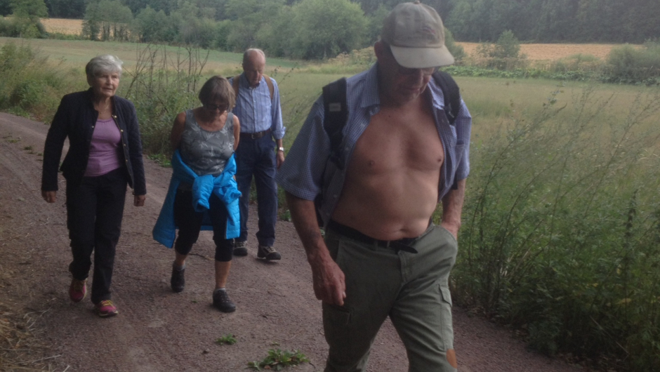 Vi vandrer med freidig mot. Den eldste leder an!