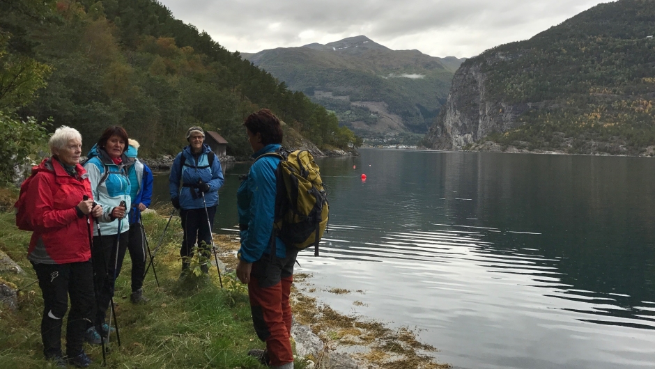 Naustet i Kvernhusneset i bakgrunnen. Naustet i Kvernhusneset i bakgrunnen.