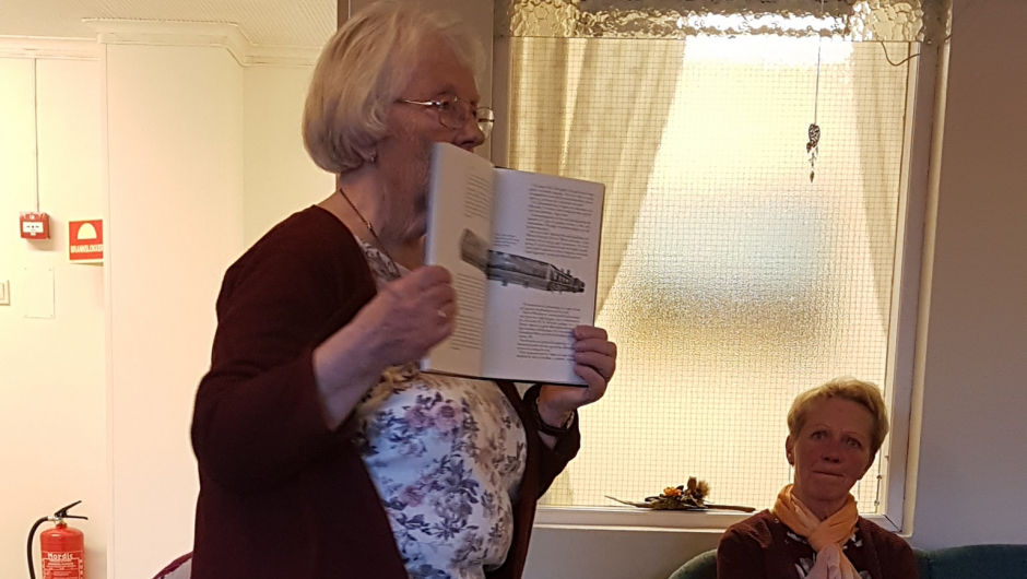 Som takk for fint spill, fikk Sigrid og Ingrid Christina boka «Folketoner fra Land» som Kari har medvirket i produksjonen av, i 1996. Som takk for fint spill, fikk Sigrid og Ingrid Christina boka «Folketoner fra Land» som Kari har medvirket i produksjonen av, i 1996.