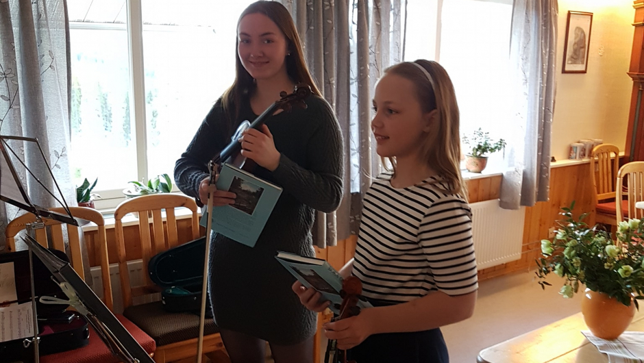 Vi fikk besøk av Sigrid og Ingrid Christina som spilte så nydelig for oss. 