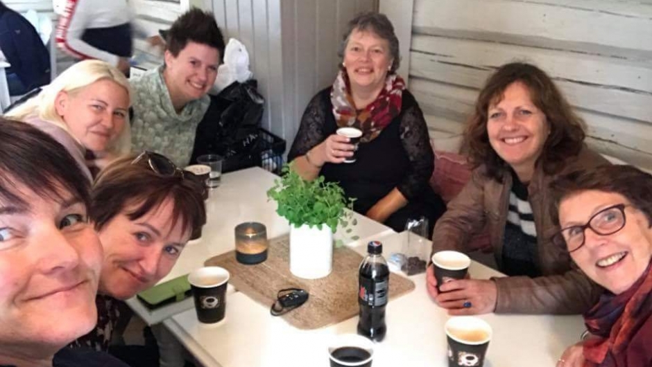 Kafêbesøk med gode venner og nye bekjentskaper.