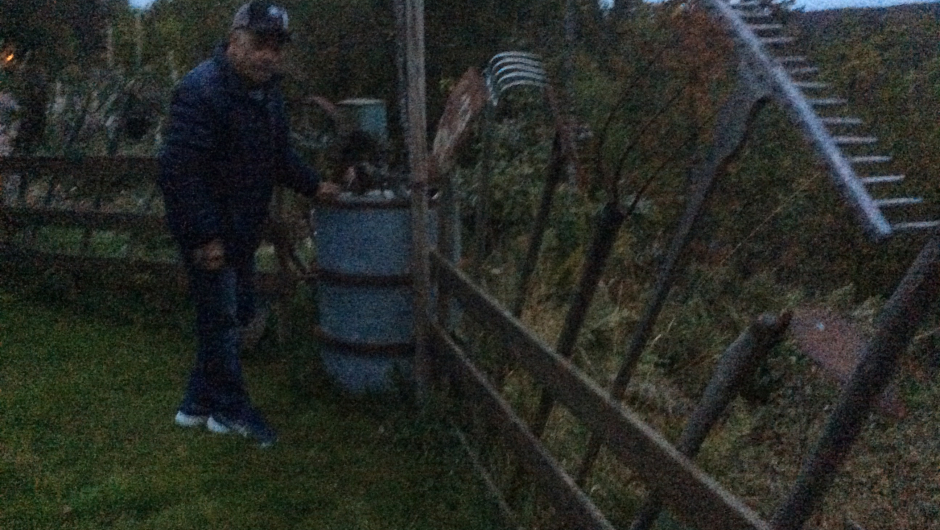 Gamle redskaper lainet opp som gjerde