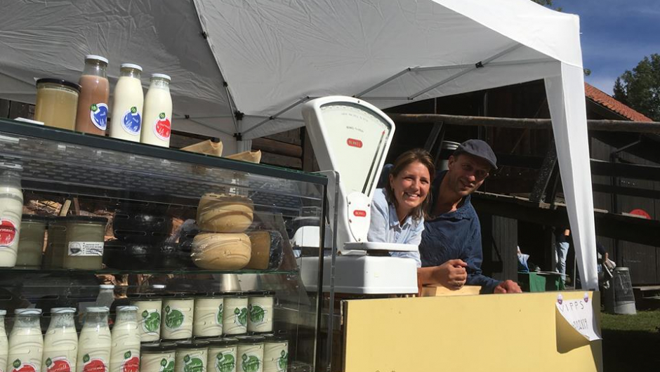 Skarrbo Gård som driver etter økologiske prinsipper og som bl.a. lager en himmelsk ost - og holder ystekurs - var der