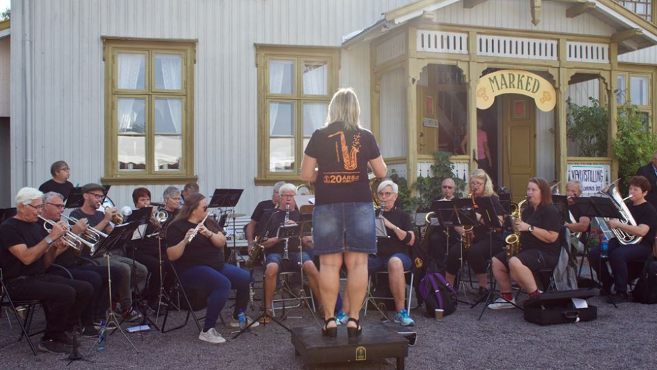 Hillestad Promenadeorkester er 20 år og spilte for oss