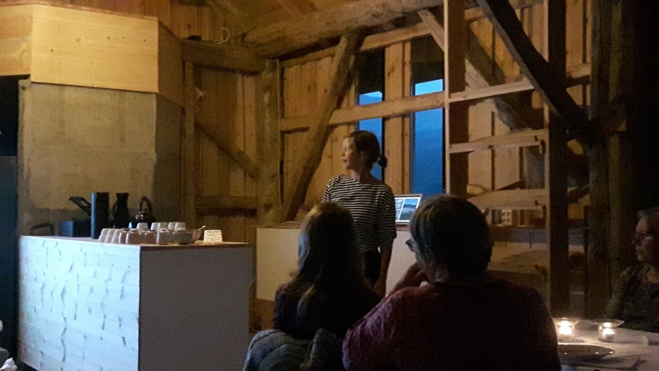 Foto: Cmf. Jorid Eide Lekve forteller om bakeriet og det dei held på med