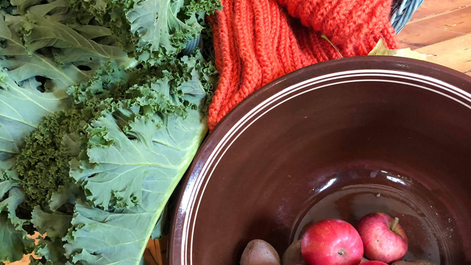 Orangeskjerf har en naturlig plass i dette selskapet - for et varmere samfunn.