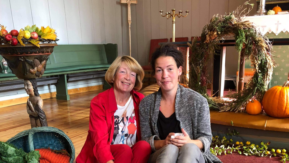Ingvild Stomsvik og Marianne Løchen hadde dekorert kirken. Foto: Kathrine Kleveland Ingvild Stomsvik og Marianne Løchen hadde dekorert kirken. Foto: Kathrine Kleveland
