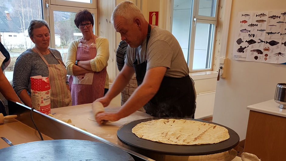Spente bydgekvinner på bakstekurs. Foto: Torpa Bygdekvinnelag