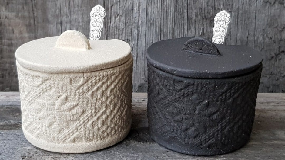 Salt og pepper skål med kvitsaum mønster Salt og pepper skål med kvitsaum mønster