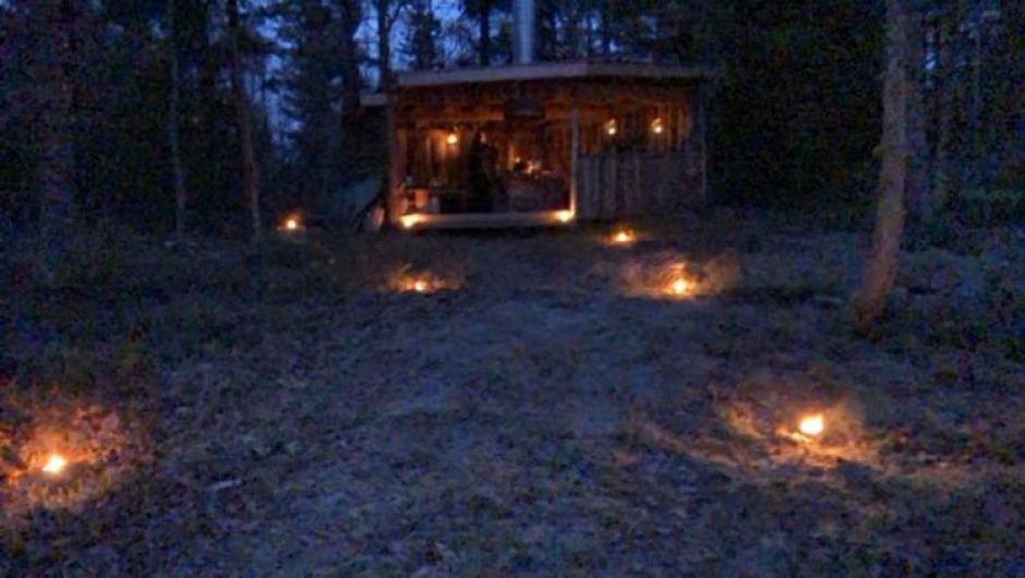 Faklene er tent for Måneskinnstur Foto: Vassås Bygdekvinnelag Faklene er tent for Måneskinnstur Foto: Vassås Bygdekvinnelag