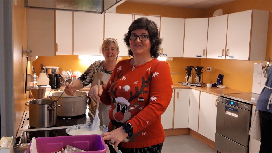 Damene på kjøkkenet. Foto: Monika Vågan Damene på kjøkkenet. Foto: Monika Vågan