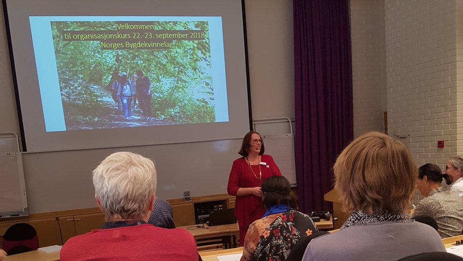 Ellen Krageberg, leder i NBK, ønsker velkommen.